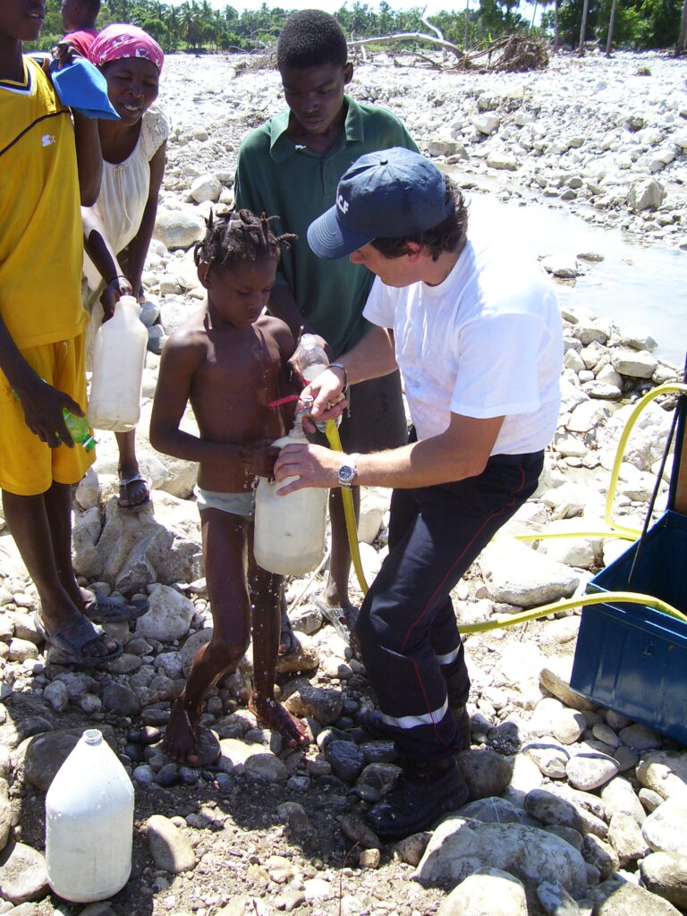 Secouristes du GSCF apportant une aide humanitaire d’urgence à des populations en détresse, avec distribution de nourriture, eau potable et soins médicaux.