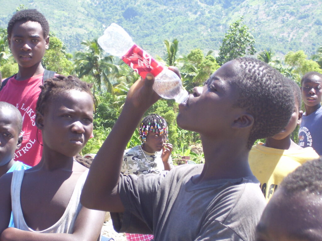 Des secouristes du GSCF en intervention humanitaire, apportant des soins, des ressources vitales et un soutien aux populations touchées par une catastrophe.