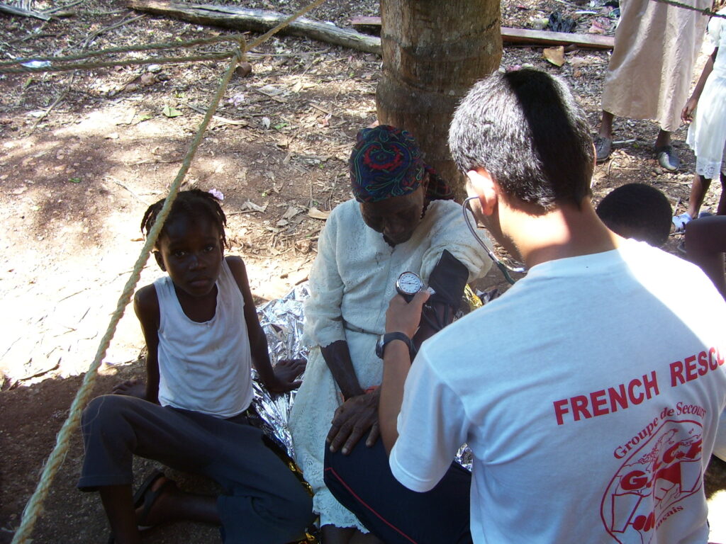 Intervention humanitaire du GSCF : distribution d'eau potable, de nourriture et de kits de survie pour aider les populations touchées par une crise majeure.